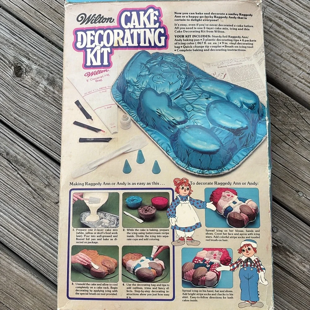 Vintage 1977 Raggedy Ann & Andy Wilton Cake Decorating Kit - Blue and Red